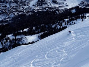 personne en train de skier